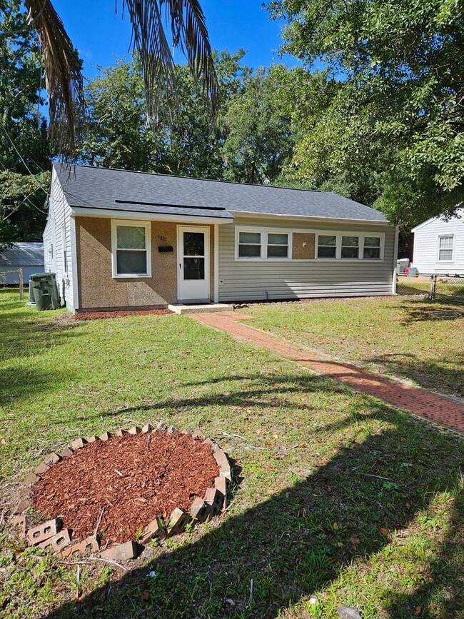 5821 Robinhood Dr in Hanahan, SC - Building Photo - Building Photo