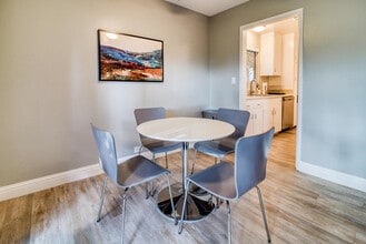 801 Middlefield Rd in Palo Alto, CA - Foto de edificio - Building Photo