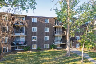 635 57th Ave SW in Calgary, AB - Building Photo
