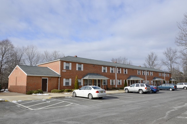 Browns Mills Arms Apartments in Browns Mills, NJ - Foto de edificio - Building Photo