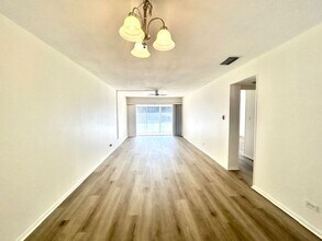 3950 Roxane Blvd in Sarasota, FL - Building Photo - Building Photo