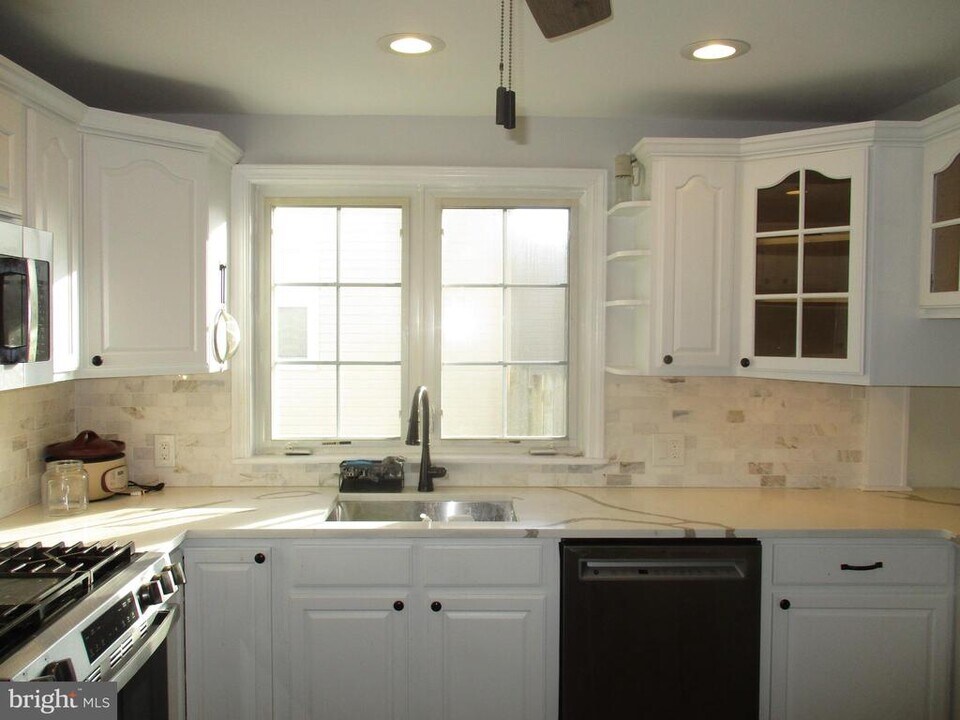 121 Hoover Ave in Hamilton Township, NJ - Building Photo