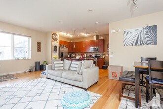 648 W 16th St, Unit 1 in Chicago, IL - Foto de edificio - Building Photo