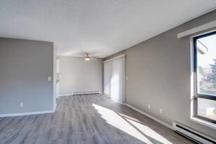 Riverfront Apartments in Auburn, WA - Building Photo