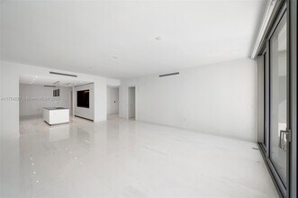 300 Biscayne Blvd Way in Miami, FL - Building Photo - Building Photo