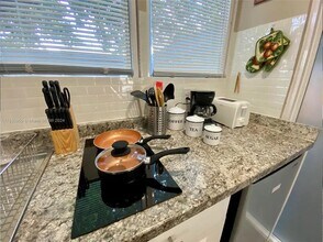 1033 NW 6th St-Unit -3 in Miami, FL - Building Photo - Building Photo