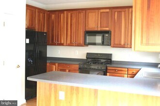 1601 Leeds Castle Dr in Vienna, VA - Building Photo - Building Photo