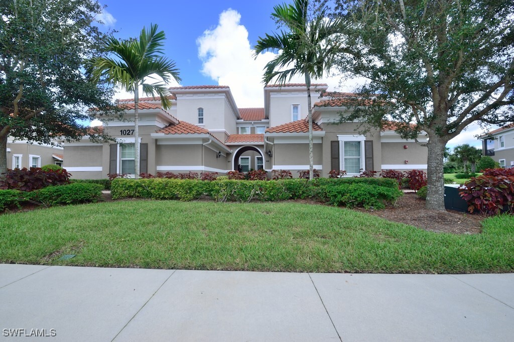 10271 Glastonbury Cir in Ft. Myers, FL - Building Photo