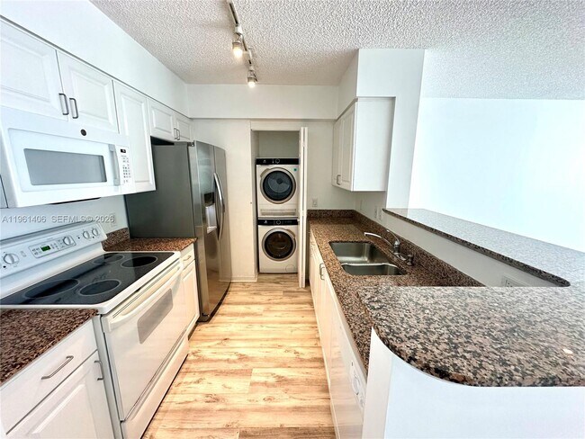 1155 Brickell Bay Dr, Unit 607 in Miami, FL - Building Photo - Building Photo