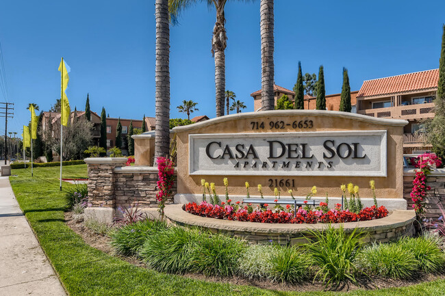 Casa Del Sol in Huntington Beach, CA - Foto de edificio - Building Photo