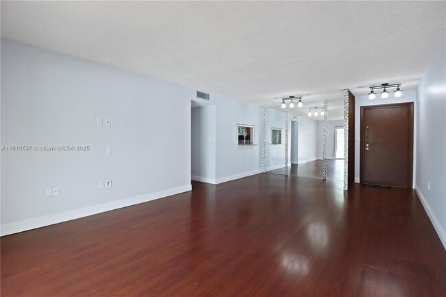 13700 SW 62nd St in Miami, FL - Foto de edificio - Building Photo