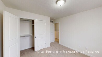 Stylish 1 Bed 1.5 Bath Townhome in Sioux Falls, SD - Building Photo - Building Photo