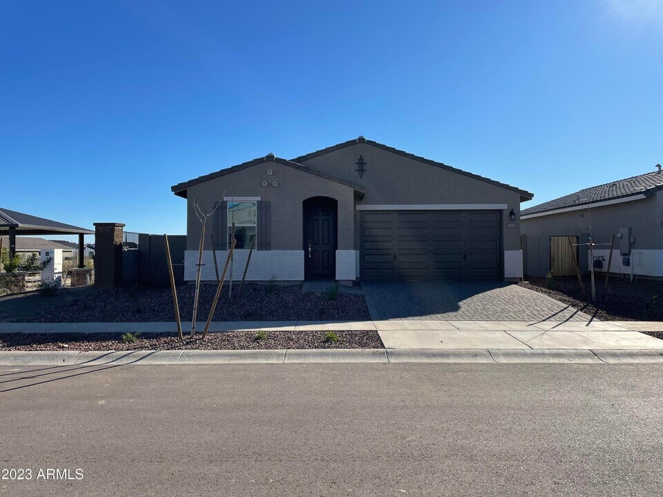 17401 W Red Fox Rd in Surprise, AZ - Building Photo