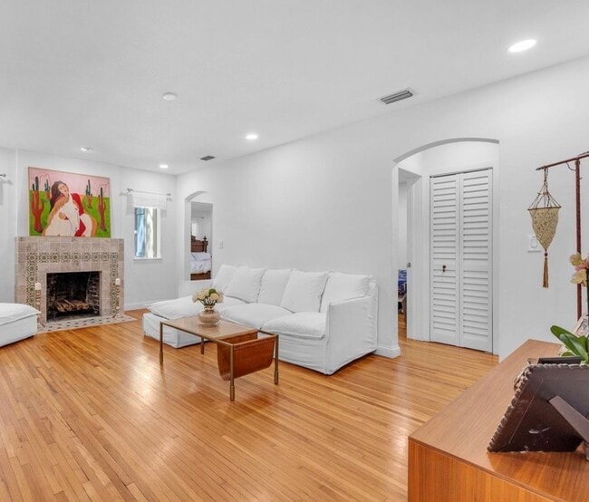 1100 El Rado St in Coral Gables, FL - Building Photo - Building Photo