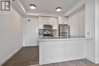 2490 Old Bronte Rd in Oakville, ON - Building Photo - Building Photo