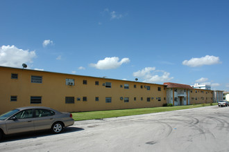 7000 SW 23rd St in Miami, FL - Building Photo - Building Photo