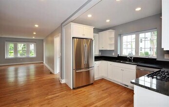 48 Maynard St, Unit 1 in Arlington, MA - Foto de edificio - Building Photo