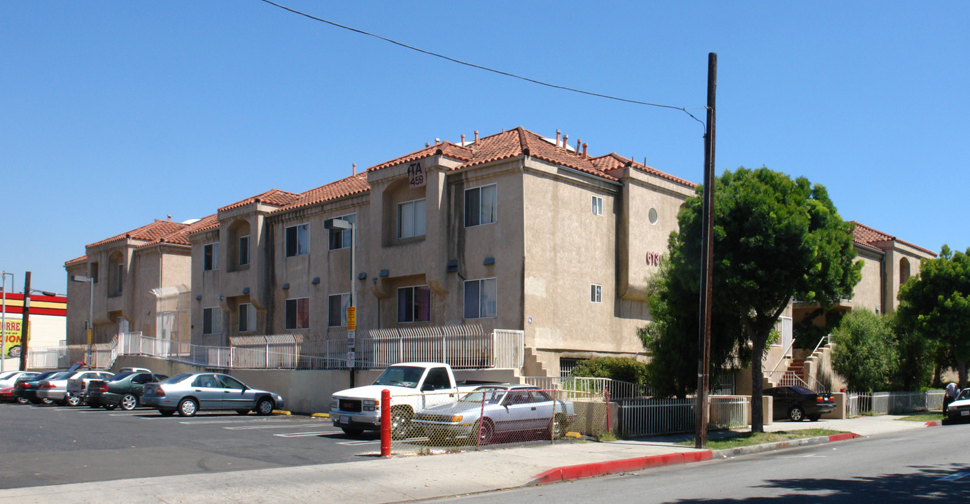 Daisy Condominiums in Huntington Park, CA - Building Photo