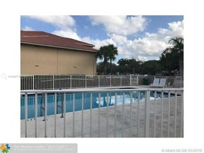 9905 Westwood Dr-Unit -18-3 in Tamarac, FL - Foto de edificio - Building Photo