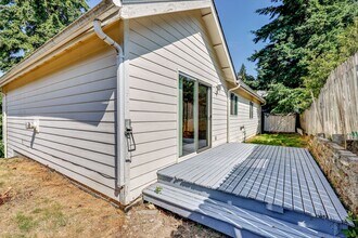 1373 NE Gilmax Ln in Poulsbo, WA - Foto de edificio - Building Photo