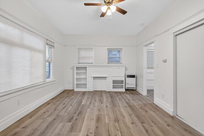 1049 E 5th St in Long Beach, CA - Foto de edificio - Building Photo