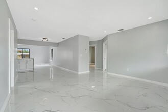 2525 NW 122nd St in Miami, FL - Building Photo - Building Photo