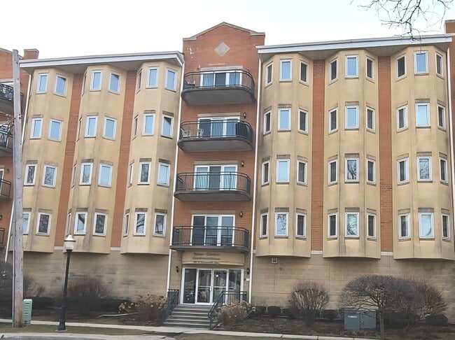 100 W Roosevelt Ave
