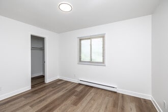 Crossroad Apartments in Des Moines, IA - Building Photo - Interior Photo