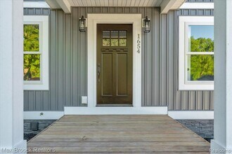 1654 Giddings Rd in Pontiac, MI - Building Photo - Building Photo