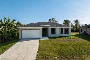 1134 Cummings St E in Lehigh Acres, FL - Building Photo