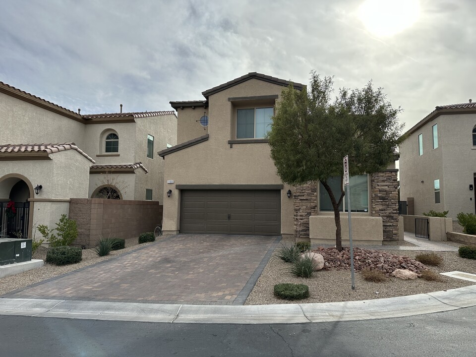 1100 Whitworth Ave in Las Vegas, NV - Building Photo