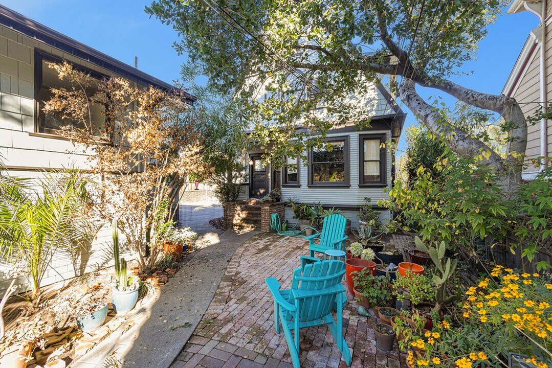 2131 Pacific Ave in Alameda, CA - Building Photo