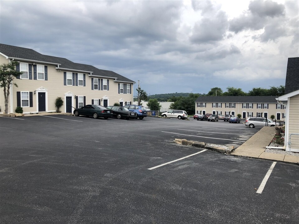 1956 Stonehenge Ave in Bowling Green, KY - Building Photo