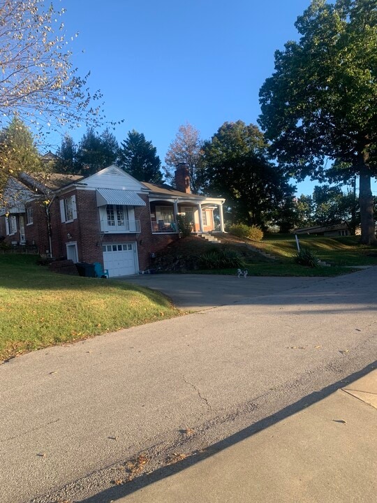 812 Breezemont Dr in Charleston, WV - Building Photo
