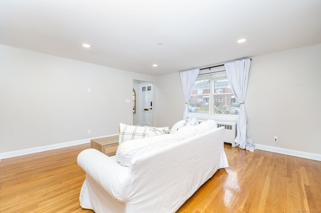 43 Arnold Way in West Hartford, CT - Building Photo - Building Photo