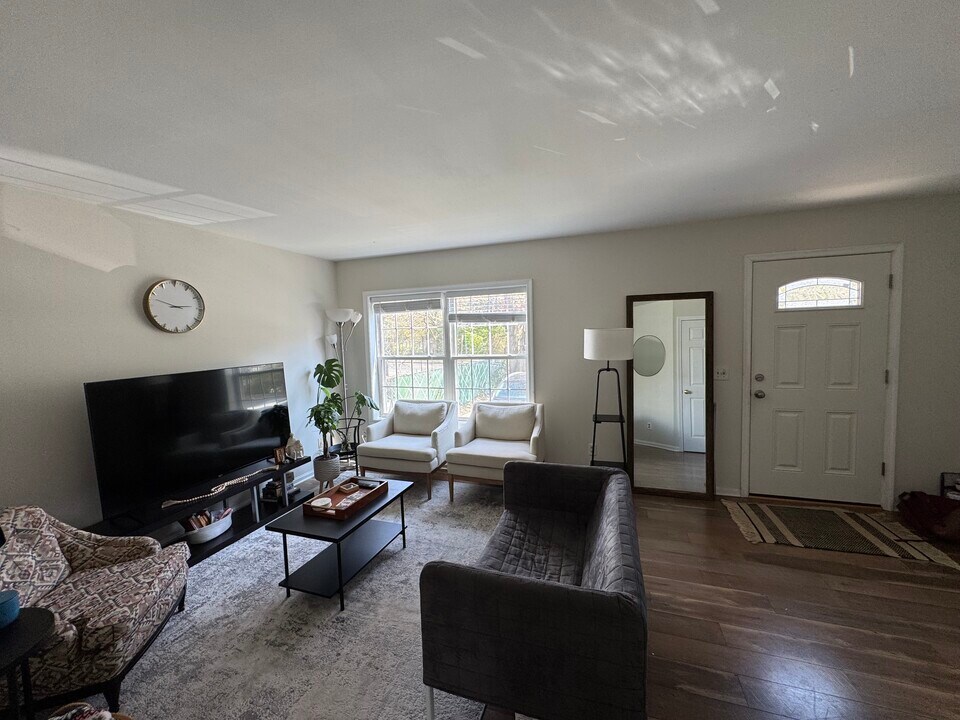 233 Fairfield Ave, Unit 233 Fairfield ave apt 2 in Stamford, CT - Building Photo