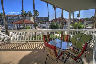 200 Padre Blvd in South Padre Island, TX - Foto de edificio - Building Photo