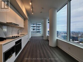 8 Wellesley St W in Toronto, ON - Building Photo - Building Photo