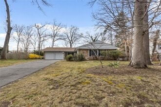 44 Sycamore Cir in Stony Brook, NY - Building Photo - Building Photo