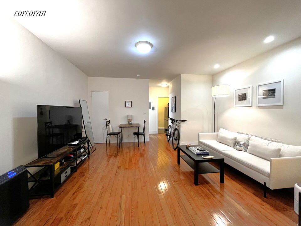 11 E 66th St in New York, NY - Building Photo