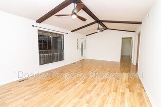 8807 Heathfield Dr in Chattanooga, TN - Foto de edificio - Building Photo