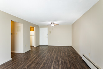Cedar West Apartments in Lakewood, CO - Foto de edificio - Building Photo