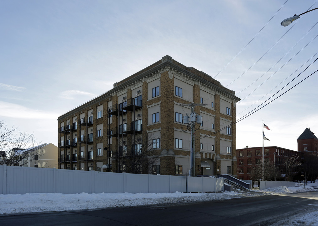 Silver Towers in Manchester, NH - Building Photo