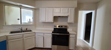 6342 Gladewell Dr in Houston, TX - Foto de edificio - Building Photo