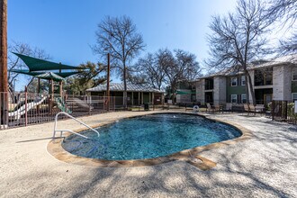 San Gabriel Crossing in Liberty Hill, TX - Foto de edificio - Building Photo