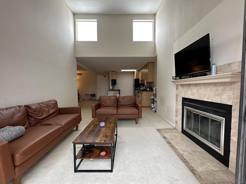 8308 Regents Rd, Unit 3A in San Diego, CA - Building Photo