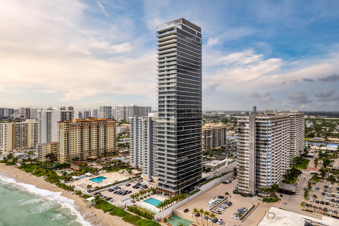 2000 S Ocean Blvd in Hallandale Beach, FL - Building Photo