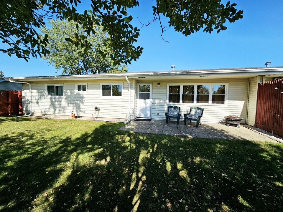 65 Steele Cir in Niagara Falls, NY - Building Photo