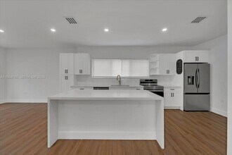 1733 NW 16th St in Miami, FL - Building Photo - Building Photo