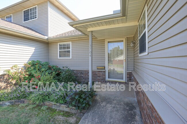 3704 W Cedar St in Rogers, AR - Building Photo - Building Photo